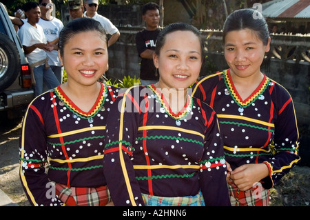 Mädchen aus dem ethnischen Bilaan Stamm der Tampakan, Mindanao Insel, Süden der Philippinen, durchführen traditioneller Tanz & Musik. Stockfoto