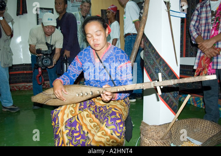 Ethnische Bilaan Stamm der Tampakan, Mindanao Insel, Süden der Philippinen, traditioneller Tanz & Musik in General Santos City durchführen Stockfoto