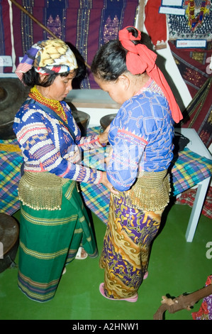 Ethnische Bilaan Stamm der Tampakan, Mindanao Insel, Süden der Philippinen, traditioneller Tanz & Musik in General Santos City durchführen Stockfoto