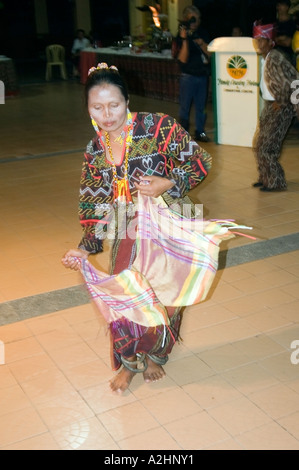 Ethnische Bilaan Stamm der Tampakan, Mindanao Insel, Süden der Philippinen, führen traditionelle Tänze in General Santos City. Stockfoto