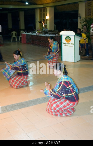 Ethnische Bilaan Stamm der Tampakan, Mindanao Insel, Süden der Philippinen, führen traditionelle Tänze in General Santos City. Stockfoto