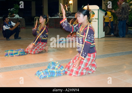 Ethnische Bilaan Stamm der Tampakan, Mindanao Insel, Süden der Philippinen, führen traditionelle Tänze in General Santos City. Stockfoto