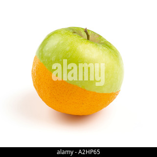Quadratische Schuss von Apple fusioniert mit Orange auf weißem Hintergrund Stockfoto
