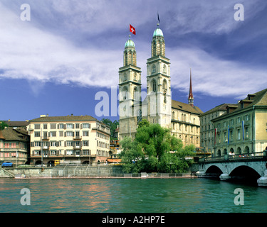 CH-Zürich: Das Grossmünster (Kathedrale) und Limmat Stockfoto