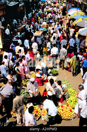 Das unvorstellbare Summen am Obstmarkt Dadar West, Mumbai, schäumend vor Massen von Käufern und Verkäufern. Indien Asien Stockfoto