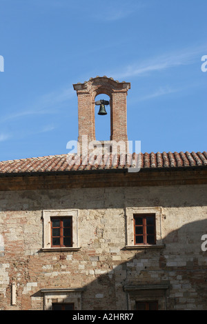 Turm der mittelalterlichen Gebäude in Montepulciano, westliche Toskana, Italien Stockfoto