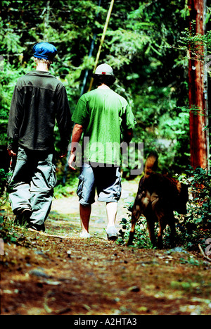 Jugendliche, die zu Fuß in den Wald Alter 20-25 beide männlich. Stockfoto