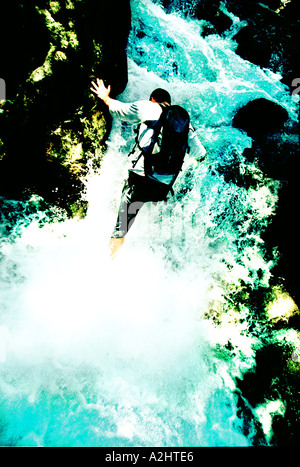Männlich Alter 20-25 klettern einen Wasserfall. Das Bild ist in Farbe und Hochformat ist. Stockfoto