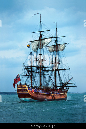 Bemühen sich die Nachbildung des berühmten James Cook s Segelboot Göteborg s Hafen Schweden verlassen Stockfoto