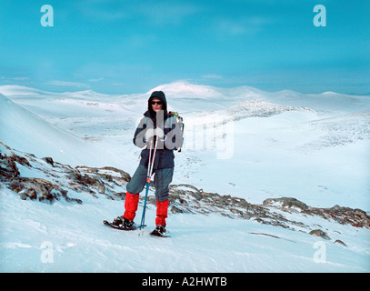 Eine Frau mit Schnee Baderäume auf verschneite Landschaft Helags Berg Härjedalen Schweden Europa Stockfoto