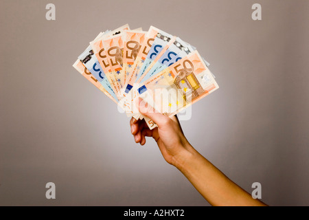 Hand halten/Anzeige ein Fan von Euro-Banknoten Stockfoto