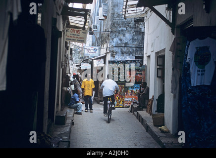 Die engen Straßen und Gassen von Sansibars Stone Town, gebaut im Stil der arabischen Souks oder Suk, gehören Internet-Einrichtungen Stockfoto
