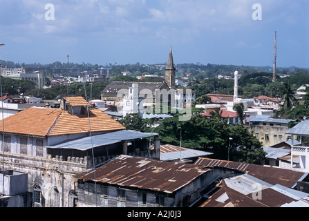 In Sansibars Stone Town sieht ein Blick über das Dach und die Turmspitze der Christ Church Cathedral, sobald die Website von einem Sklavenmarkt Stockfoto