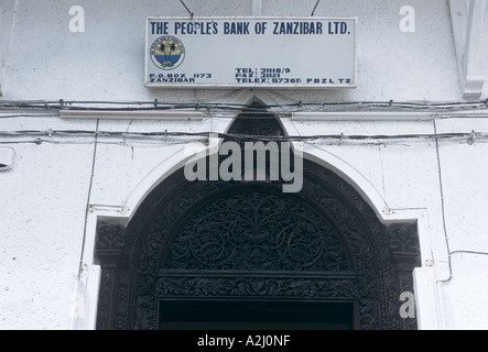 Geschnitzte Teak Türen markieren Sie den Eintrag für die Volksbank in Stonetown, Zanzibar Stockfoto