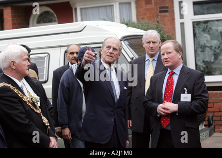 Seine königliche Hoheit Prinz Philip plaudert auf den Straßen von Balsall Heath, Birmingham, während eines Besuchs in den Tornado betroffen Bereich im Jahr 2005. Bürgermeister Stockfoto