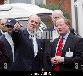 Seine königliche Hoheit Prinz Philip plaudert auf den Straßen von Balsall Heath, Birmingham, während eines Besuchs in den Tornado betroffen Bereich im Jahr 2005 Stockfoto