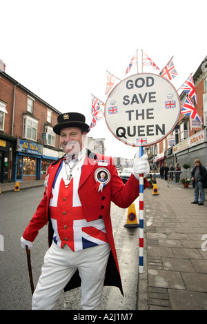 Ray Egan gekleidet wie John Bull, abgebildet im Balsall Heath, Birmingham während eines Besuchs von Prinz Philip, 2005 Stockfoto