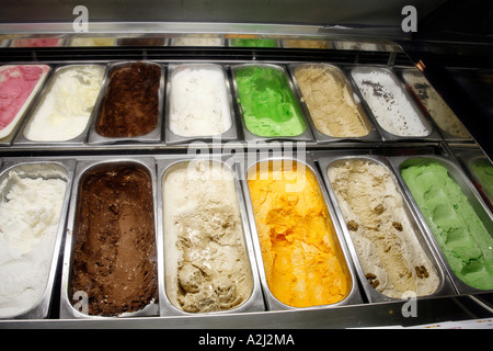 Eis-Wannen im Schaufenster Stockfoto