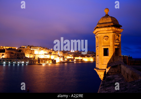 Stadt von Valletta, Malta in der Nacht von den Vedette an der Spitze der Senglea betrachtet Stockfoto