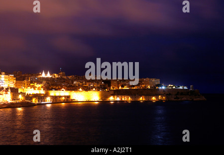 Stadt von Valletta, Malta in der Nacht von den Vedette an der Spitze der Senglea betrachtet Stockfoto