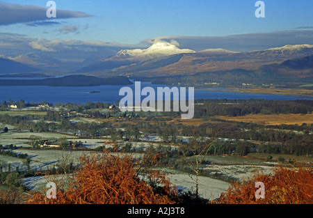 Schneebedeckte Ben Lomond aus Duncryne in der Nähe von Gartlocharn betrachtet Stockfoto