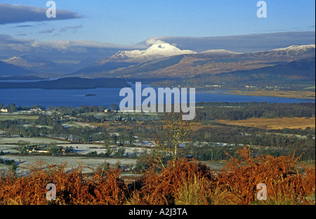 Schneebedeckte Ben Lomond aus Duncryne in der Nähe von Gartlocharn betrachtet Stockfoto