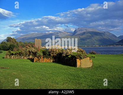 Bunte Sommer Blick auf Schottlands höchsten Berg Ben Nevis von Corpach in der Nähe von Fort William Stockfoto