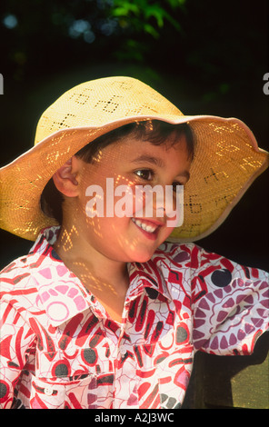 Porträt vier Jahre alter Junge trägt einen Sonnenhut Stockfoto