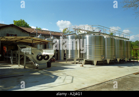 Edelstahl-Gärtanks bei Chateau Giscours außerhalb der Gebäude im Weingut freie Luft. Auf der linken Seite der Rezeption für die geernteten Trauben Margaux Medoc Bordeaux Gironde Aquitaine Frankreich Europa Stockfoto