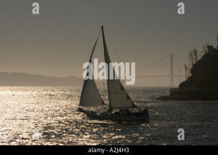 Yacht-segeln in der Bucht von San Francisco mit der Golden Gate Bridge in der Ferne Stockfoto