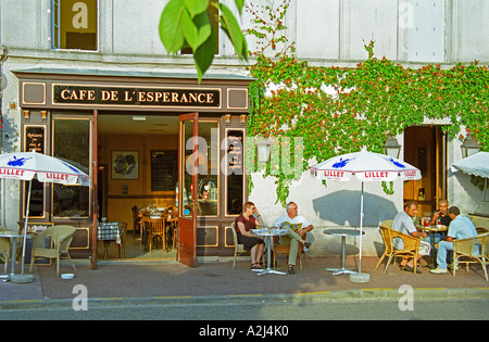 Cafe de l'Esperance in Bouliac am Nachmittag Sonne. Typische französische Traditionscafé mit Menschen sitzen draußen auf der Terrasse trinken Wein, Bier, Kaffee. Schattierung Sonnenschirme Sonnenschirm mit Text Lillet. Ein paar an einem Tisch und drei Männer in Strandkörben an einem anderen Tisch. Bordeaux Gironde Aquitaine Frankreich Europa Stockfoto