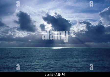 Sturm über Meer mit Sonnenstrahlen Stockfoto