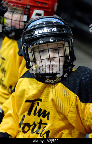 5 Jahre alten Jungen lernen, Eishockey spielen Stockfoto