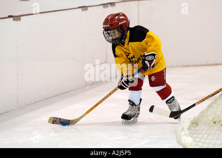 5 Jahre alten Jungen lernen, Eishockey spielen Stockfoto