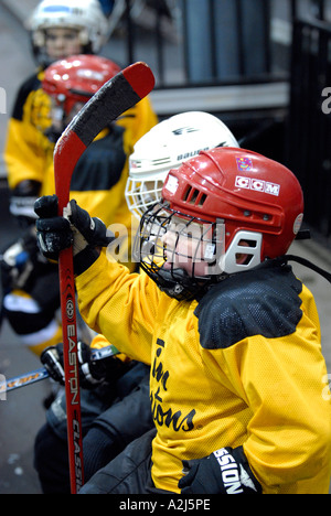 5 Jahre alten Jungen lernen, Eishockey spielen Stockfoto