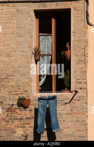 Wäsche hängen von einem Gebäude in Siena, Italien Stockfoto