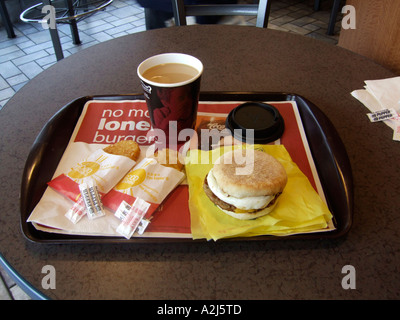 Frühstückstablett aus McDonald s-Fastfood-Restaurant umfasst Rösti Kartoffel Kaffee und ein Muffin-Sandwich Wurst und Ei Stockfoto