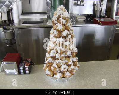 Weihnachtsbaum aus süße Windbeutel gemacht Stockfoto