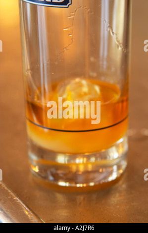 Ein Glas Pastis Ricard 45 auf eine Zink-Bar in einem Café in Paris. Teil einer Serie von Fotos, die zeigen, dass beim Hinzufügen von Eis und Wasser das Getränk trüb wird milchig Pastis Geiste hohen Alkoholgehalt Getränk gewürzt mit Kräutern wie Anis (Badiane, Anis Étoilé Etoile) und anderen Gewürzen gewürzt. Es ist manchmal Pastis oder Absinth Absinth genannt. Es wird in ein hohes Glas mit Eis serviert und Sie Wasser zugießen. Es wird trüb milchig, wenn Wasser hinzugefügt wird. Es ist ein Lieblingsgetränk Aperitif in Südfrankreich Provence. Stockfoto