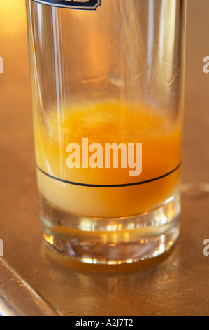 Ein Glas Pastis Ricard 45 auf eine Zink-Bar in einem Café in Paris. Teil einer Serie von Fotos, die zeigen, dass beim Hinzufügen von Eis und Wasser das Getränk trüb wird milchig Pastis Geiste hohen Alkoholgehalt Getränk gewürzt mit Kräutern wie Anis (Badiane, Anis Étoilé Etoile) und anderen Gewürzen gewürzt. Es ist manchmal Pastis oder Absinth Absinth genannt. Es wird in ein hohes Glas mit Eis serviert und Sie Wasser zugießen. Es wird trüb milchig, wenn Wasser hinzugefügt wird. Es ist ein Lieblingsgetränk Aperitif in Südfrankreich Provence. Stockfoto