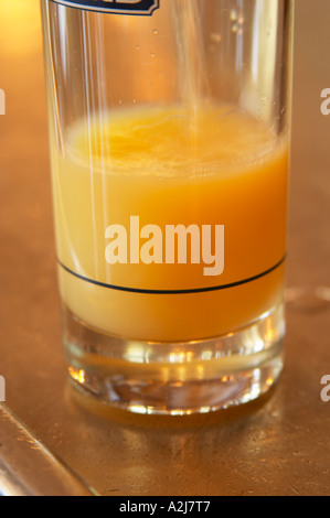 Ein Glas Pastis Ricard 45 auf eine Zink-Bar in einem Café in Paris. Teil einer Serie von Fotos, die zeigen, dass beim Hinzufügen von Eis und Wasser das Getränk trüb wird milchig Pastis Geiste hohen Alkoholgehalt Getränk gewürzt mit Kräutern wie Anis (Badiane, Anis Étoilé Etoile) und anderen Gewürzen gewürzt. Es ist manchmal Pastis oder Absinth Absinth genannt. Es wird in ein hohes Glas mit Eis serviert und Sie Wasser zugießen. Es wird trüb milchig, wenn Wasser hinzugefügt wird. Es ist ein Lieblingsgetränk Aperitif in Südfrankreich Provence. Stockfoto