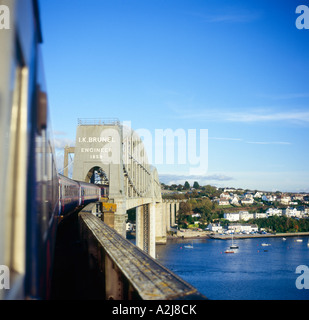 "Great Western" London-gebundenen Schnellzug Kreuzung Brunels 'Royal Albert Bridge"über den Fluss Tamar Stockfoto