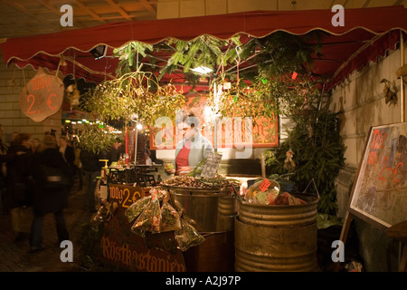 Stand am Weihnachtsmarkt am Opernpalais Berlin Deutschland Stockfoto