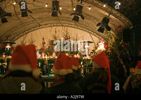 Band am Weihnachtsmarkt am Opernpalais Berlin Deutschland Stockfoto