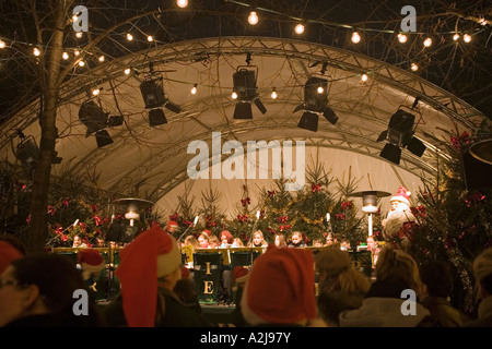 Band am Weihnachtsmarkt am Opernpalais Berlin Deutschland Stockfoto