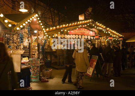 Stände Weihnachtsmarkt am Opernpalais Berlin Deutschland Stockfoto