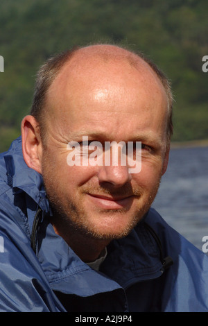 Porträt des mittleren Alters Glatzkopf im Alter von 40 Jahren mit Bartstoppeln in outdoor-Ambiente Stockfoto