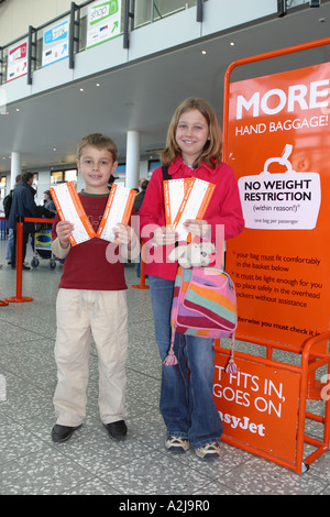 Junge Junge und Mädchen Kinder Flugpassagiere zeigt stolz ihre Boarding pass Flugticket Stockfoto