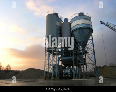 konkrete Zementwerk mit LKW-Verladung Stockfoto
