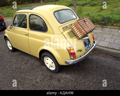 Klassische gelbe Fiat 500 am Straßenrand geparkt Stockfoto